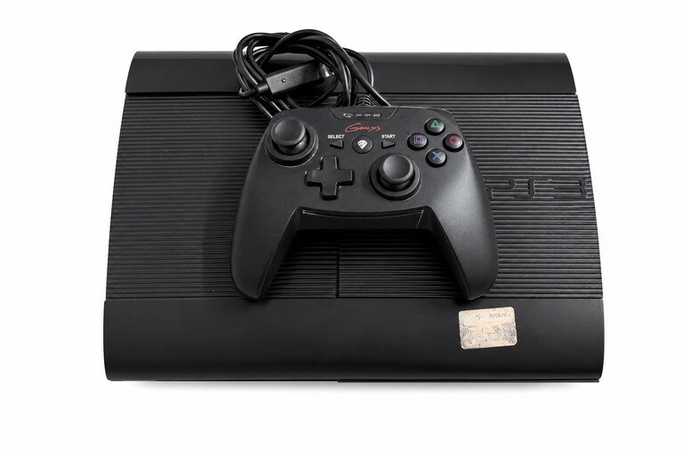 Consola PlayStation 3 model Super Slim cu 7 jocuri si controller