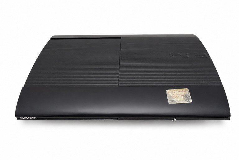Consola PlayStation 3 model Super Slim cu 7 jocuri si controller